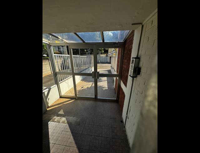 1 BEDROOM FLAT TO LET IN ESSENWOOD